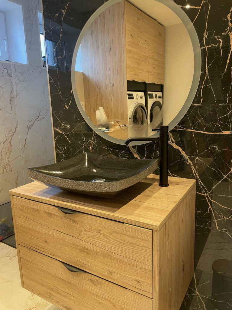 Création sur mesure : un meuble de salle de bain pour machine à laver et un meuble pour le coin lavabo